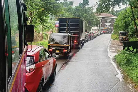 സഞ്ചാരികൾ ഒഴുകിയെത്തി; നേര്യമംഗലം പാലത്തിൽ ഗതാഗതക്കുരുക്ക്