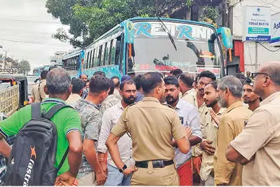 ഡി.വൈ.എഫ്.ഐ. പ്രതിഷേധത്തിനിടെ പ്രകോപനവുമായി ബസ് ജീവനക്കാർ