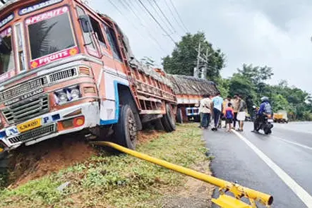 നിയന്ത്രണംവിട്ട ലോറി മറ്റു ലോറികളിലിടിച്ചു
