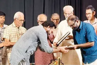 വെണ്മണി ഹരിദാസ് പുരസ്കാരം സമ്മാനിച്ചു