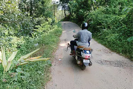 പൊട്ടിപ്പൊളിഞ്ഞ് തിരുവമ്പാടി കുടുംബാരോഗ്യകേന്ദ്രം റോഡ്