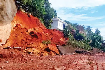 ദേശീയപാത സംരക്ഷണഭിത്തി നിർമാണം: മുക്കാളിയിൽ വീണ്ടും മണ്ണിടിച്ചിൽ; ഒഴിവായത് വൻ അപകടം