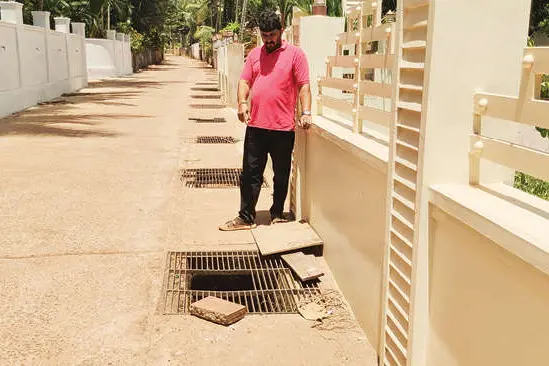 ഓവുചാലിലെ ഗ്രിൽ കമ്പികൾ ഇളകിയത് അപകടക്കെണി