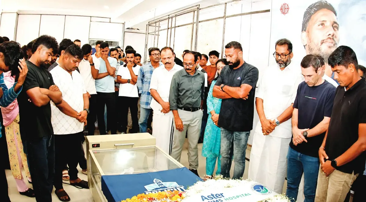 കോഴിക്കോട് ഗാന്ധിറോഡ് മേല്പ്പാലത്തില് ബൈക്കുകള് കൂട്ടിയിടിച്ചുണ്ടായ അപകടത്തില് വിടപറഞ്ഞ കാലിക്കറ്റ് എഫ്.സി. താരം റിജോണ് ജോസിന്റെ മൃതശരീരം സ്റ്റേഡിയത്തില് പൊതുദര്ശനത്തിനു വെച്ചപ്പോള് സഹകളിക്കാരും ടീം കോച്ച് എവര് ഡിമാള്ഡെ, ബിബി തോമസ്, നെല്സണ്, കെ. ജയന്ത് എം.എല്.എ, കൗണ്സിലര്മാരായ ശ്രീജാ സി. നായര്, സഫറി വെള്ളയില്, ഫുട്ബോള് അസോസിയേഷന് സെക്രട്ടറി കെ. ഷാജേഷ് തുടങ്ങിയവരും അന്ത്യോപചാരമര്പ്പിക്കുന്നു