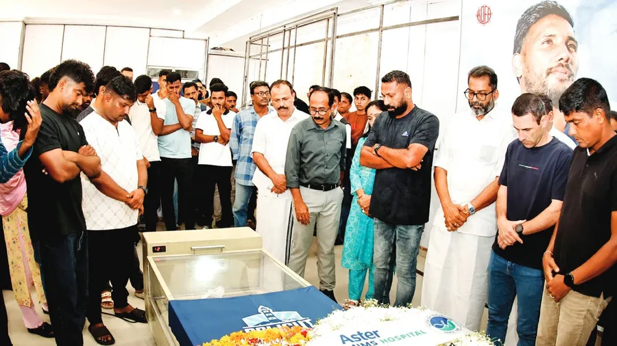 ബൂട്ടണിഞ്ഞിറങ്ങേണ്ട സ്റ്റേഡിയം ഏറ്റുവാങ്ങിയത് ജീവനറ്റ ശരീരം; റിജോണിന് വിടനൽകി കോഴിക്കോട്