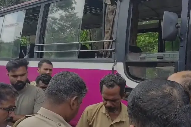 നിയന്ത്രണംവിട്ട ബസ് ലോറിയിൽ ഇടിച്ച് അപകടം; സംഭവം പാലക്കാട്- കുളപ്പുള്ളി പാതയിൽ