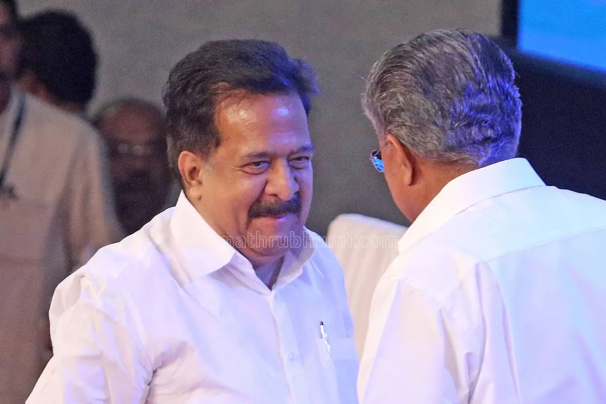ആഭ്യന്തര മന്ത്രി രമേശ് ചെന്നിത്തലയും പ്രതിപക്ഷ നേതാവ് പിണറായി വിജയനും |ഫോട്ടോ:മാതൃഭൂമി