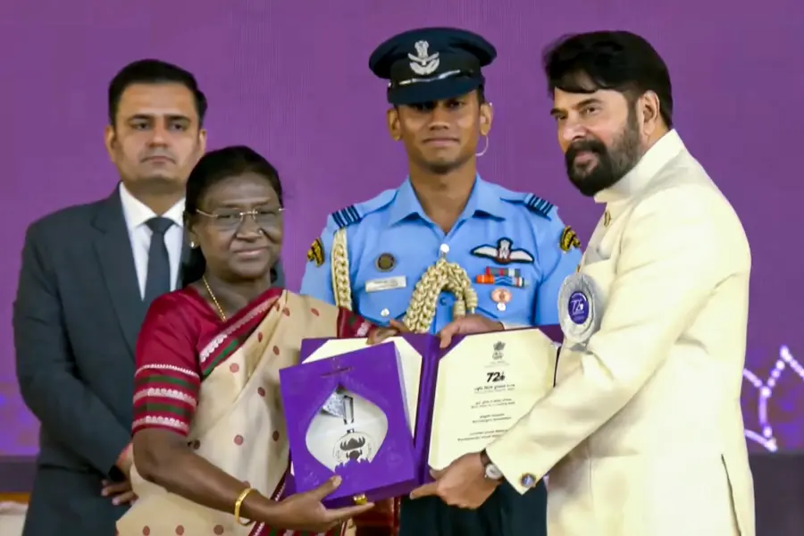 President Droupadi Murmu confers the award for Best Actor in a Leading Role on Mammootty for his performance in the Malayalam film 'Bramayugam'