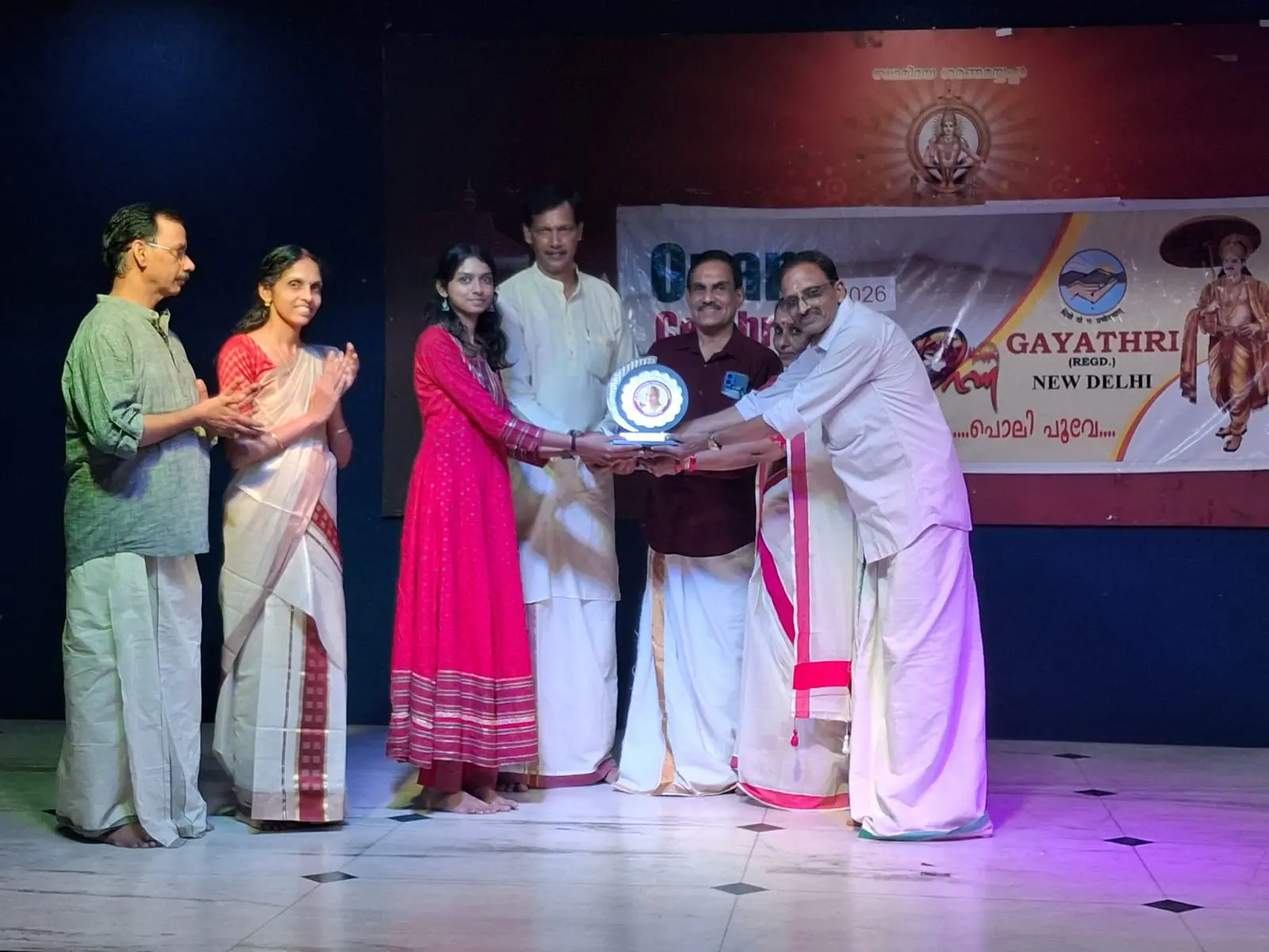 ഗായത്രി അദ്ധ്യക്ഷന് പി.എന്.സതീശനും, മുഖ്യ കാര്യദര്ശി പി.എന്.വെങ്കിടേശ്വരനും എം. വി. രാമന് നമ്പൂതിരിയുടെ സാന്നിദ്ധ്യത്തില് ഉപഹാരം സമര്പ്പിക്കുന്നു.