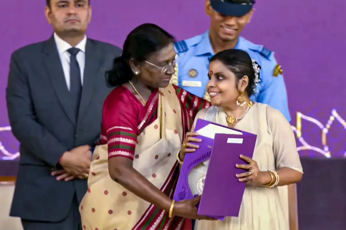 Vaikom Vijayalaskhmi receives national award for Best Female Playback Singer from President Droupadi Murmu. | Photo: X/ @ PIB Keralam