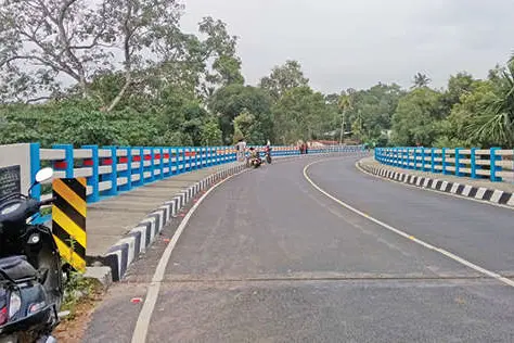 പാലങ്ങൾ ഇരുട്ടിൽ; തപ്പിത്തടഞ്ഞ് യാത്രക്കാർ