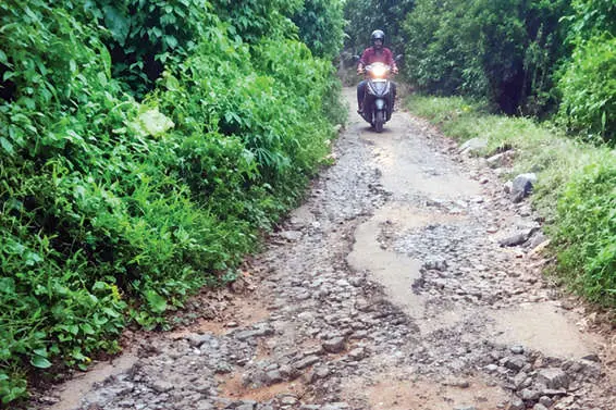 ഏഴുകമ്പി–പൈനാപ്പിള്ളി റോഡിൽ യാത്ര ദുരിതം