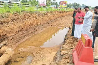 പൈപ്പ് ലൈനുകൾ മാറ്റാതെ കാന നിർമാണം, തടഞ്ഞ് കൗൺസിലർമാർ