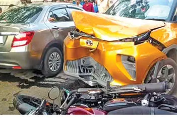 ചെറുതുരുത്തിയിൽ മൂന്നിടത്ത് വാഹനാപകടം;മൂന്നുപേർക്ക് പരിക്ക്