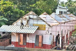 എരുമപ്പെട്ടി ജി.എച്ച്.എസ്. സ്കൂൾ: വിദ്യാർഥികളുടെ ജീവന് ഭീഷണിയായിരുന്ന പഴയ കെട്ടിടങ്ങൾ പൊളിച്ചു