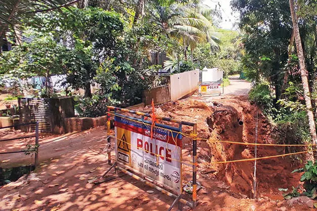 ഒരു വർഷമായി ഇടിഞ്ഞുകിടക്കുന്ന റോഡിന്റെ നിർമാണപ്രവൃത്തി ആരംഭിച്ചു