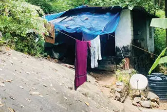 പാറപ്പുറത്തൊരു കൂര; അവിടെയുണ്ട് കാറ്റുംമഴയും പേടിച്ച് ഒരമ്മയും മകനും