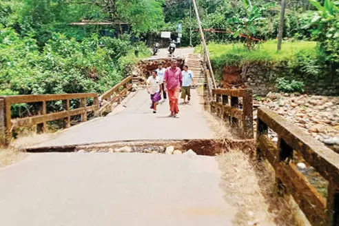 ആനയടിപ്പാലം തകർന്നിട്ട് രണ്ടുമാസം; കുണ്ടും കുഴിയും നിറഞ്ഞ് ബദൽമാർഗവും