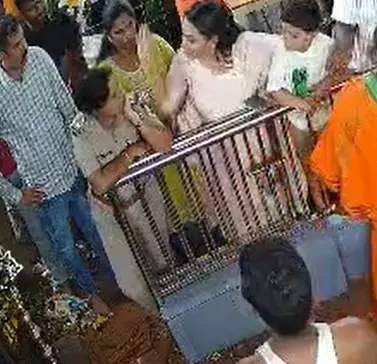 എസ്ഐയെ ഐശ്വര്യ അടിക്കുന്നതിന്റെ ദൃശ്യം | Image courtesy: The Hindu