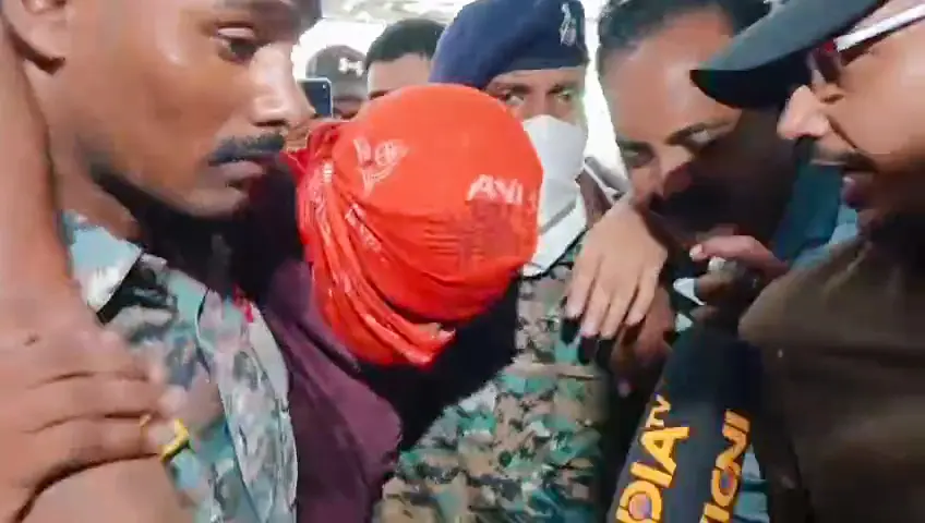ബിഹാറിലെ ജമൂയിയിൽ തിങ്കളാഴ്ച പോലീസുമായുള്ള ഏറ്റുമുട്ടലിൽ കാലിന് വെടിയേറ്റതിനെത്തുടർന്ന് സുരക്ഷാ ഉദ്യോഗസ്ഥരുടെ അകമ്പടിയോടെ കൊണ്ടുപോകുന്ന പെൺകുട്ടിയെ ഉപദ്രവിച്ച കേസിലെ പ്രധാന പ്രതിയായ നന്ദൻ യാദവ് ജമൂയിയിൽ | Photo: ANI Video Grab
