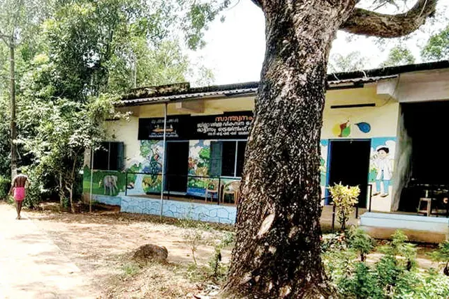 മതിലില്ല; കൺചിമ്മാതെ കാവലായി അധ്യാപകർ