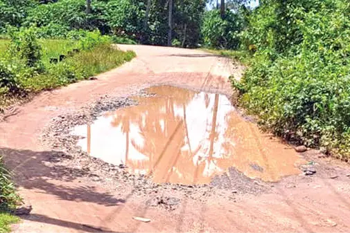 ചിലക്കൂർ-തൊട്ടിപ്പാലം റോഡ് തകർച്ചയിൽ
