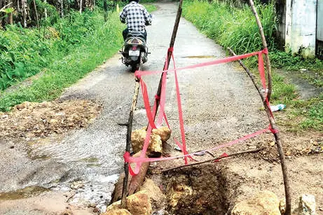 അലയത്താഴയിൽ റോഡ് കുഴിച്ചു രണ്ടാഴ്ച കഴിഞ്ഞിട്ടും മൂടുന്നില്ല