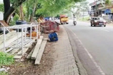 പഴയ കെട്ടിടഉരുപ്പടികൾ ആരുമാറ്റും...