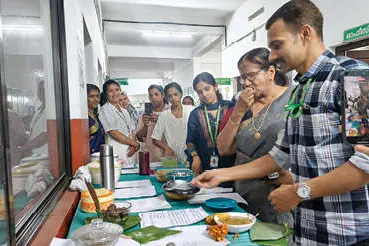 ആയുർവേദദിനത്തിൽ വ്യത്യസ്ത ഭക്ഷ്യമേളയുമായി പാറേമാവ് ആയുർവേദ ആശുപത്രി