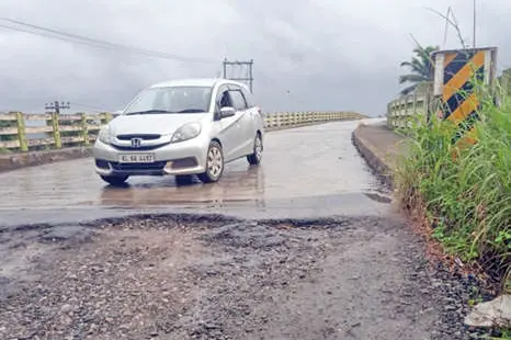 മിനി സിവിൽ സ്റ്റേഷൻ പാലത്തിൽ അപകടക്കെണി