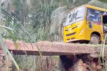 ജീവൻ കൈയിൽപ്പിടിച്ച്... സംരക്ഷണഭിത്തികൾ തകർന്ന് കൊമ്പംകല്ല് പാലം