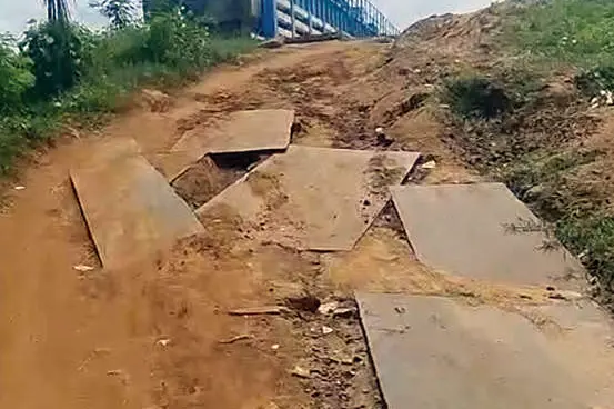 ഗതാഗതം നിരോധിച്ചിട്ട് ആറുമാസം; കാങ്കക്കടവ് റെഗുലേറ്റർ കം ബ്രിഡ്ജിൽ വാഹനയോട്ടത്തിന് കുറവില്ല