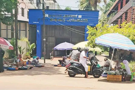 പാലക്കുന്നിലും ഉദുമയിലും മീൻചന്തയുണ്ട് പക്ഷേ കച്ചവടം റോഡരികിൽ