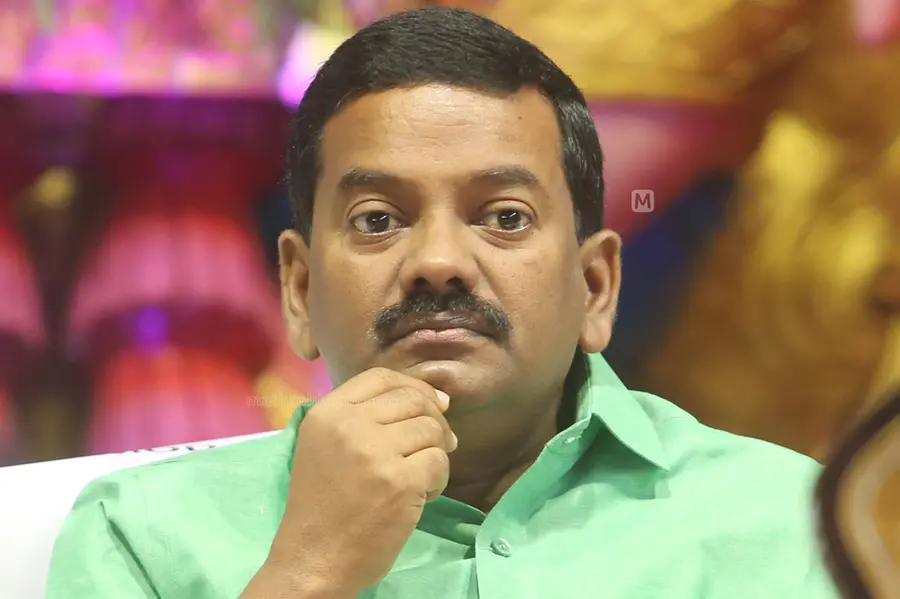 ‘ലാഭവിഹിതം വാഗ്ദാനംചെയ്ത് പണം സമാഹരിച്ചു’; മുൻ MLA പ്രമോദ് നാരായണനുൾപ്പെടെ നാലുപേർക്കെതിരേ പരാതി