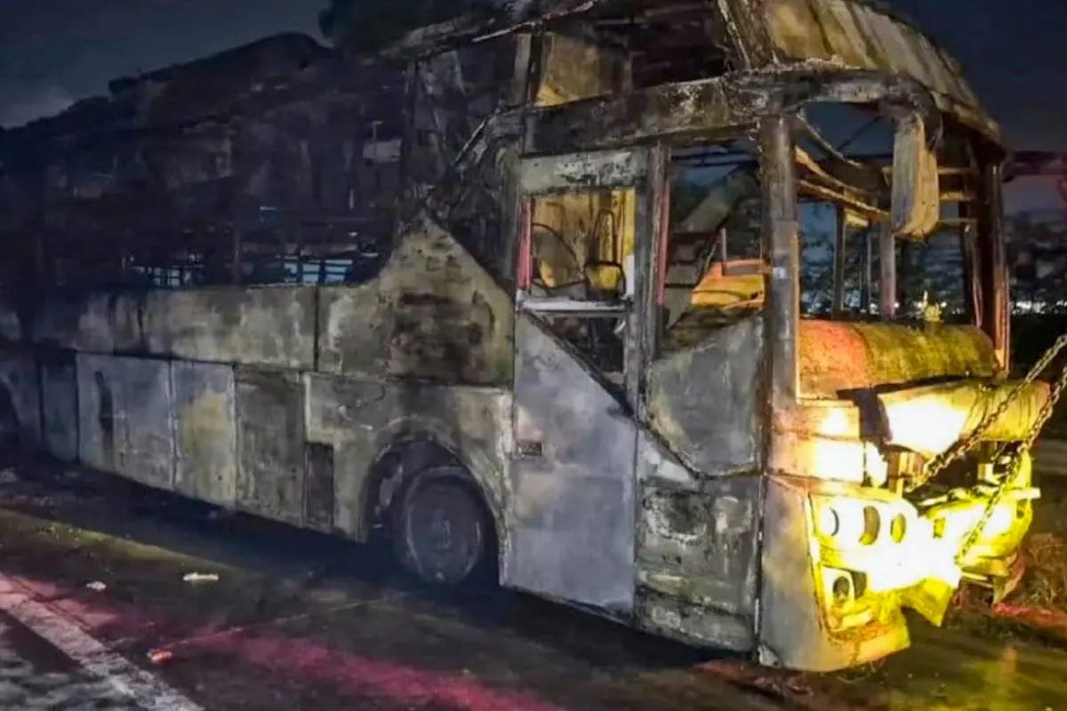 ഗ്രേറ്റര് നോയിഡയില് കത്തിനശിച്ച ബസ് | Photo - PTI