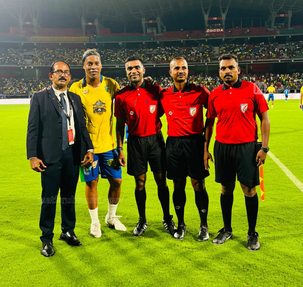 മാച്ച് കമ്മീഷ്ണര് ഷാജേഷ് കുമാര്, റൊണാള്ഡീന്യോ, മുഖ്യ റഫറി അജയ് കൃഷ്ണന്, അസിസ്റ്റന്റ് റഫറിമാരായ ഫഹദ് യൂസഫ്, സഞ്ജയ് ഇ.എസ് എന്നിവര്