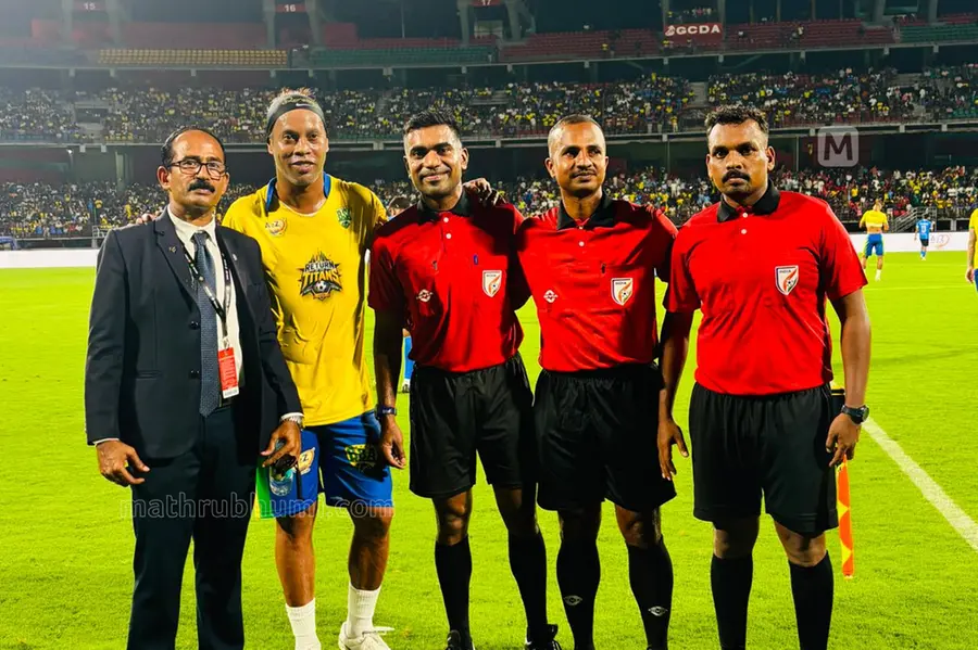 റൊണാൾഡീന്യോയേയും ടീമിനെയും മൈതാനത്ത് നിയന്ത്രിച്ചത് മലയാളി സംഘം