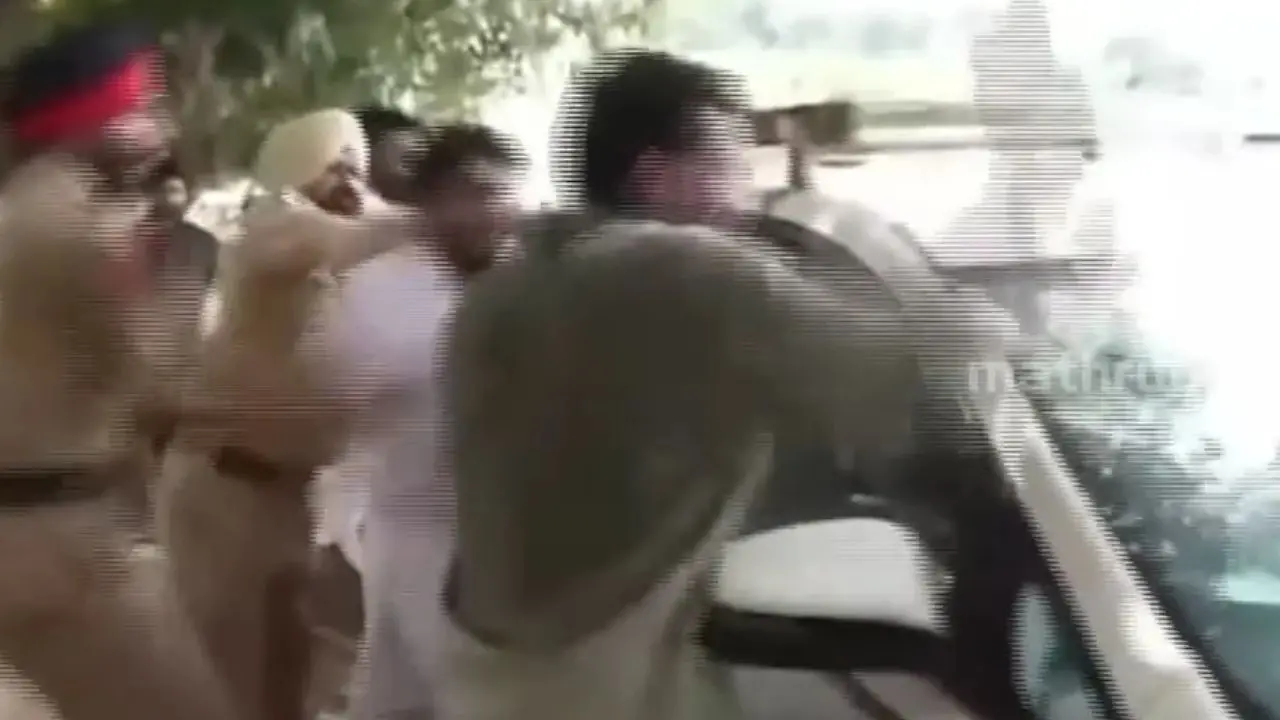 ഇഡി ഉദ്യോഗസ്ഥരുടെ വാഹനങ്ങൾ ആക്രമിക്കുന്ന ആംആദ്മി പാർട്ടി പ്രവർത്തകർ