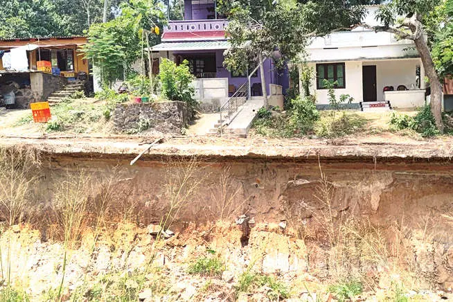 ബണ്ട് തകർച്ചയിൽ; കനാലിനു വശത്തെ വീടുകൾക്ക് ഭീഷണി