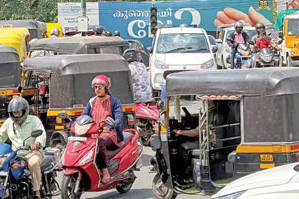 നഗരത്തിലെ ഗതാഗതപ്രശ്‌നംഅഴിയാക്കുരുക്ക്