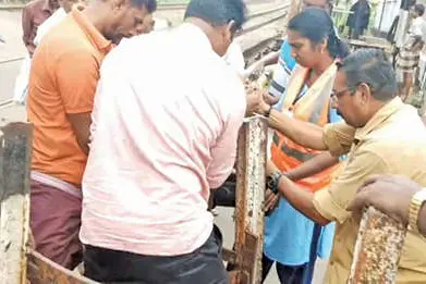 ഇടവ ലെവൽക്രോസിൽ ബസിടിച്ചു; പൂട്ട് തകർന്നു