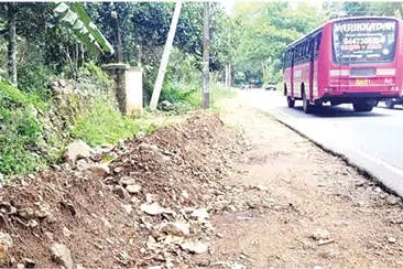 ദേശീയപാതയോരത്ത് കമ്പി, മണ്ണ്, കല്ല് കൂമ്പാരം