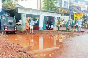 ഓവുചാൽ നിർമാണം നിലച്ചു; വെള്ളക്കെട്ടിന് പരിഹാരമായില്ല