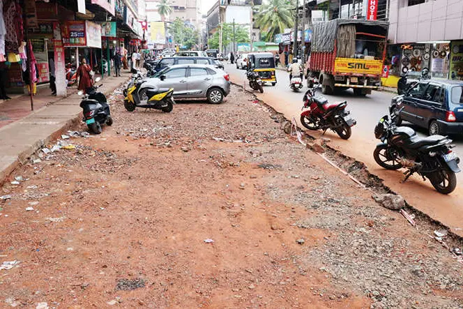 പൊളിച്ചു, പക്ഷേ പണി തുടങ്ങിയില്ല
