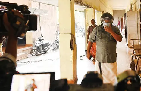 മെഴുവേലി ബാങ്ക് കവർച്ചക്കേസിലെ ഒന്നാംപ്രതി കോടതിവിധിക്കുശേഷം പുറത്തേക്കുവരുന്നു. ഹെൽമെറ്റുകൊണ്ട് മുഖം മറച്ചിരുന്നു.