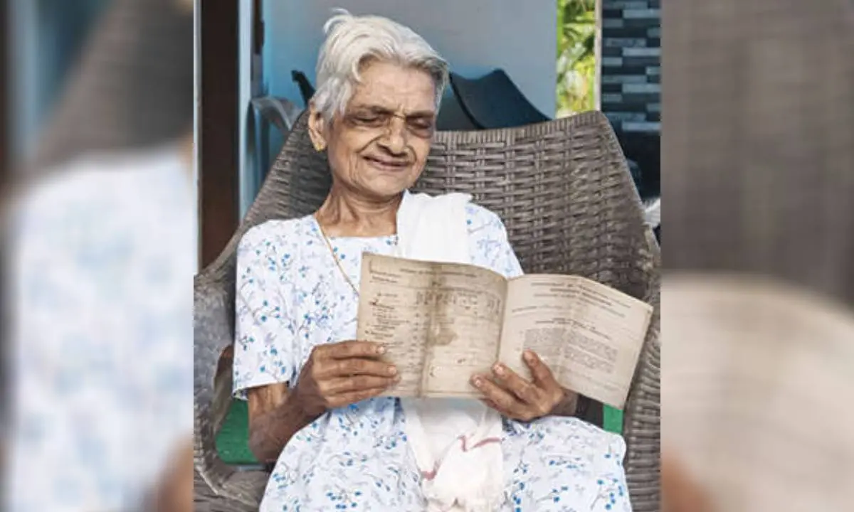 കേരളപ്പിറവിക്ക് മുമ്പുള്ള, തന്റെ എസ്.എസ്.എൽ.സി. ബുക്കുമായി എം.സി. ചാച്ചി