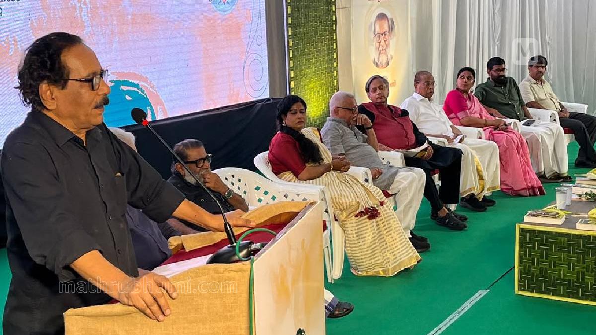 'കോൺഗ്രസുകാരും കമ്യൂണിസ്റ്റുകളും സോഷ്യലിസ്റ്റുകളും യോജിച്ച് ഫാസിസത്തെ തോൽപ്പിക്കുന്ന സ്വപ്‌നമാണ്‌ പത്മപ്രഭാ പുരസ്‌കാരവേദി- ആലങ്കോട്