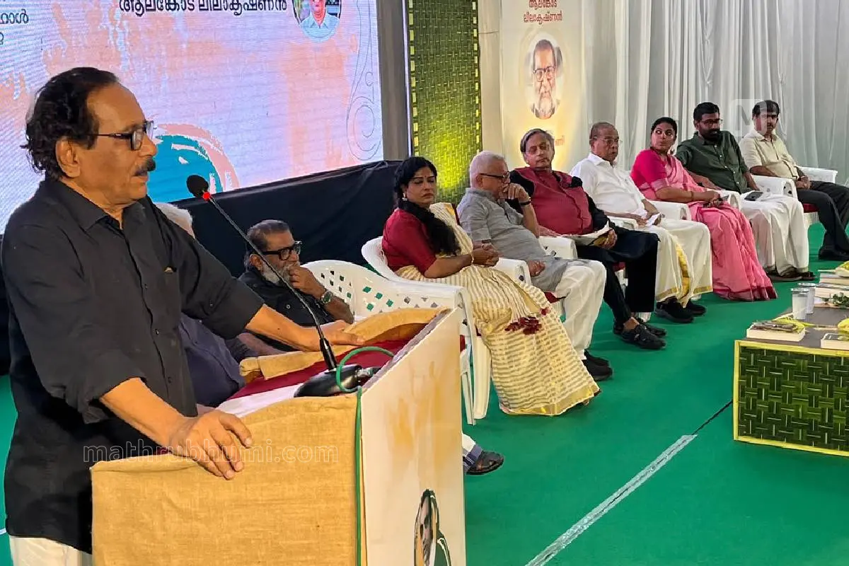 ആലങ്കോട് ലീലാകൃഷ്ണന് പത്മപ്രഭാസ്മാരക പ്രഭാഷണം നടത്തുന്നു/ ഫോട്ടോ: ഷഹീര് സി.എച്ച്