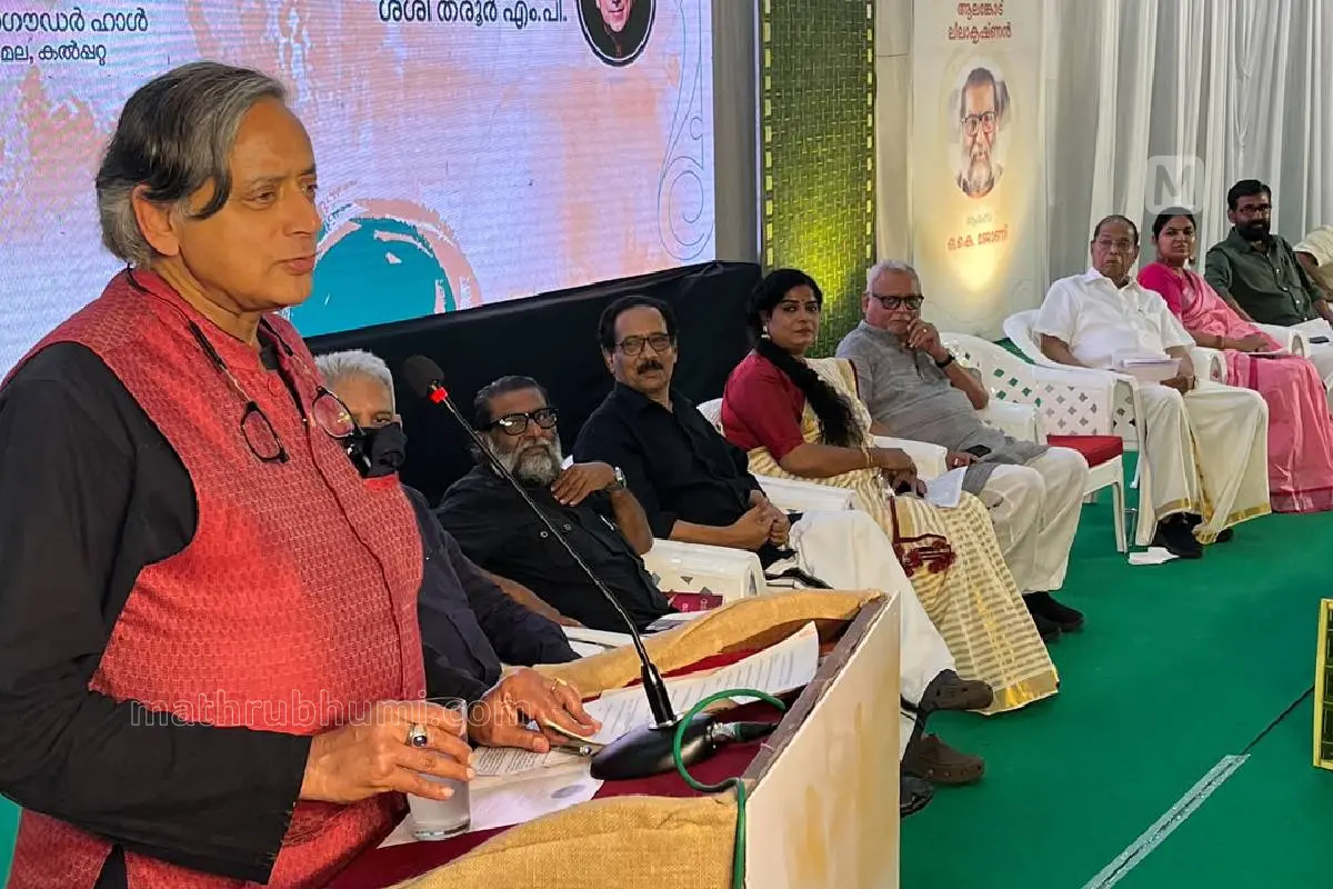 പത്മപ്രഭാപുരസ്കാരവേളയില് ശശി തരൂര്/ ഫോട്ടോ: ഷഹീര് സി.എച്ച്
