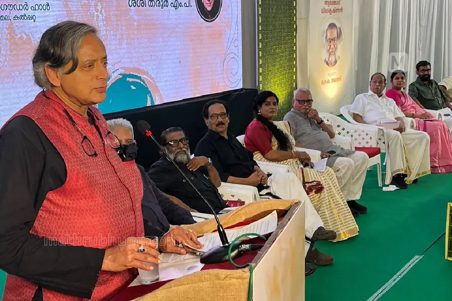 പത്മപ്രഭയും രാജശ്രീയും മുന്നോട്ടുവെക്കുന്ന ആശയം ഒന്ന്- ശശി തരൂർ
